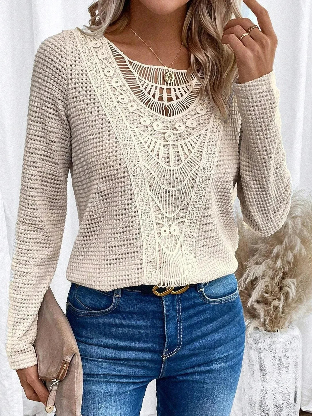 Skov | Elegant T-shirt med Rund Hals og Udsnittede Detaljer