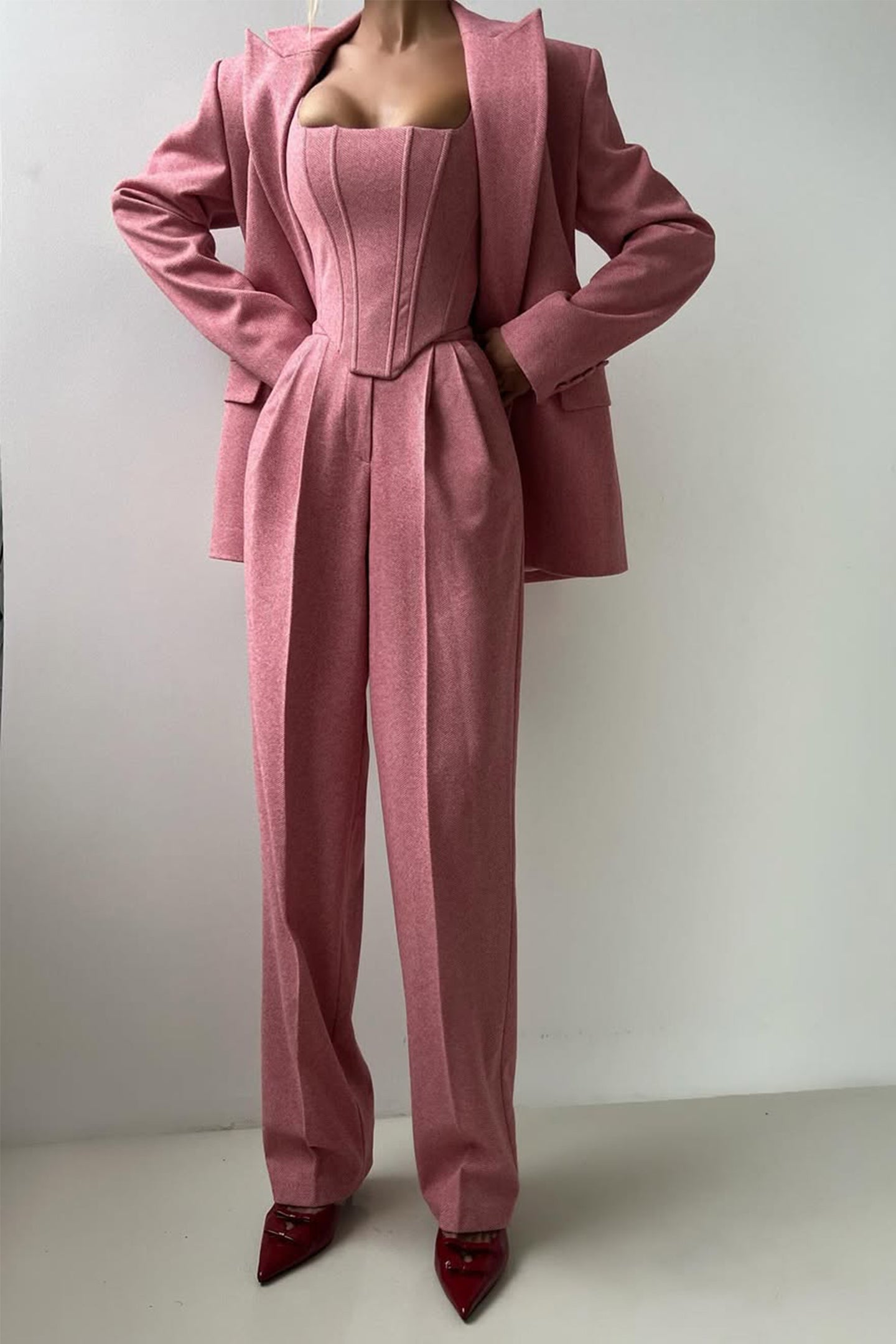 Astrid Elegance – 3-delt Sæt med Styrke og Stil