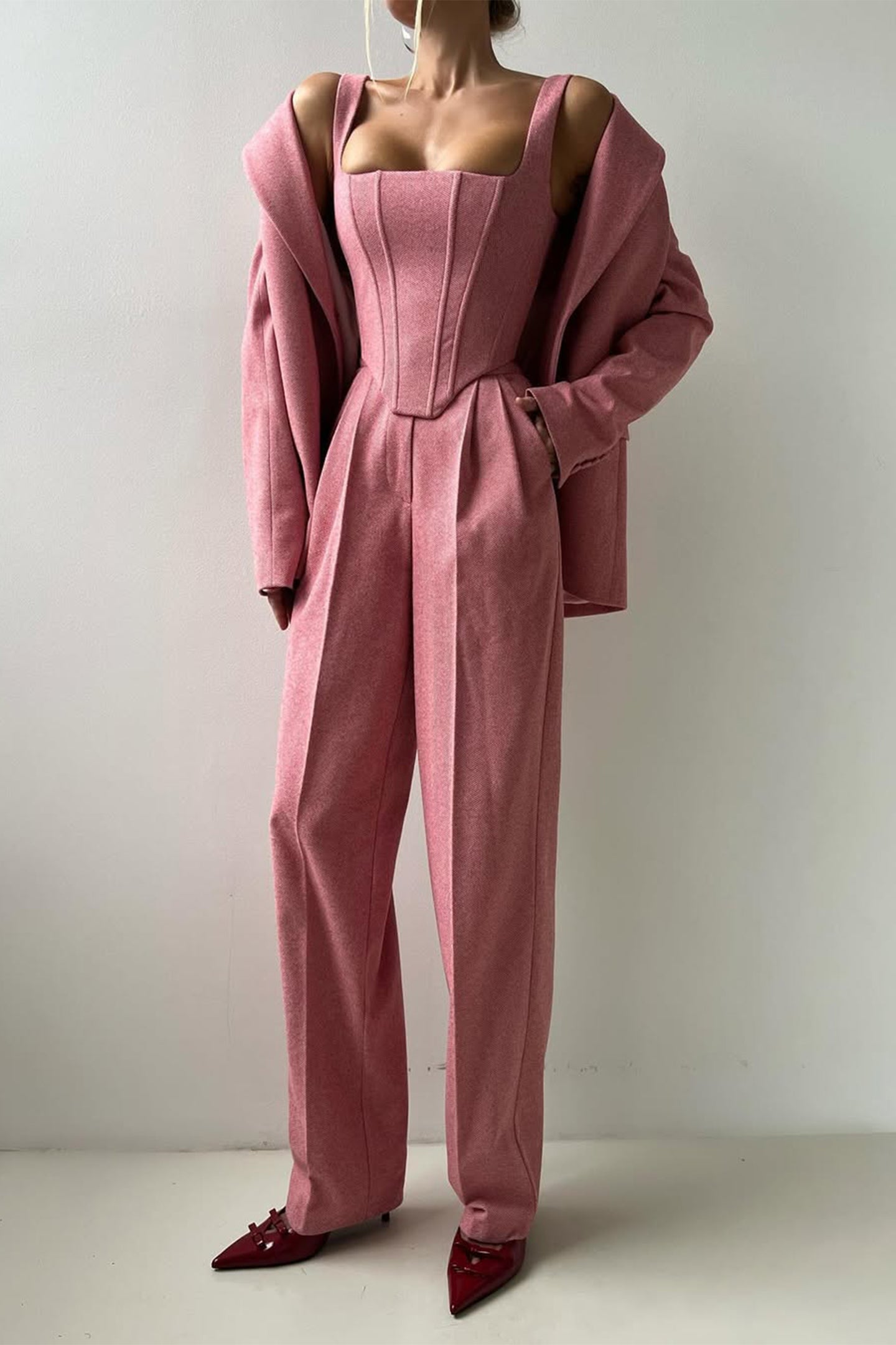 Astrid Elegance – 3-delt Sæt med Styrke og Stil