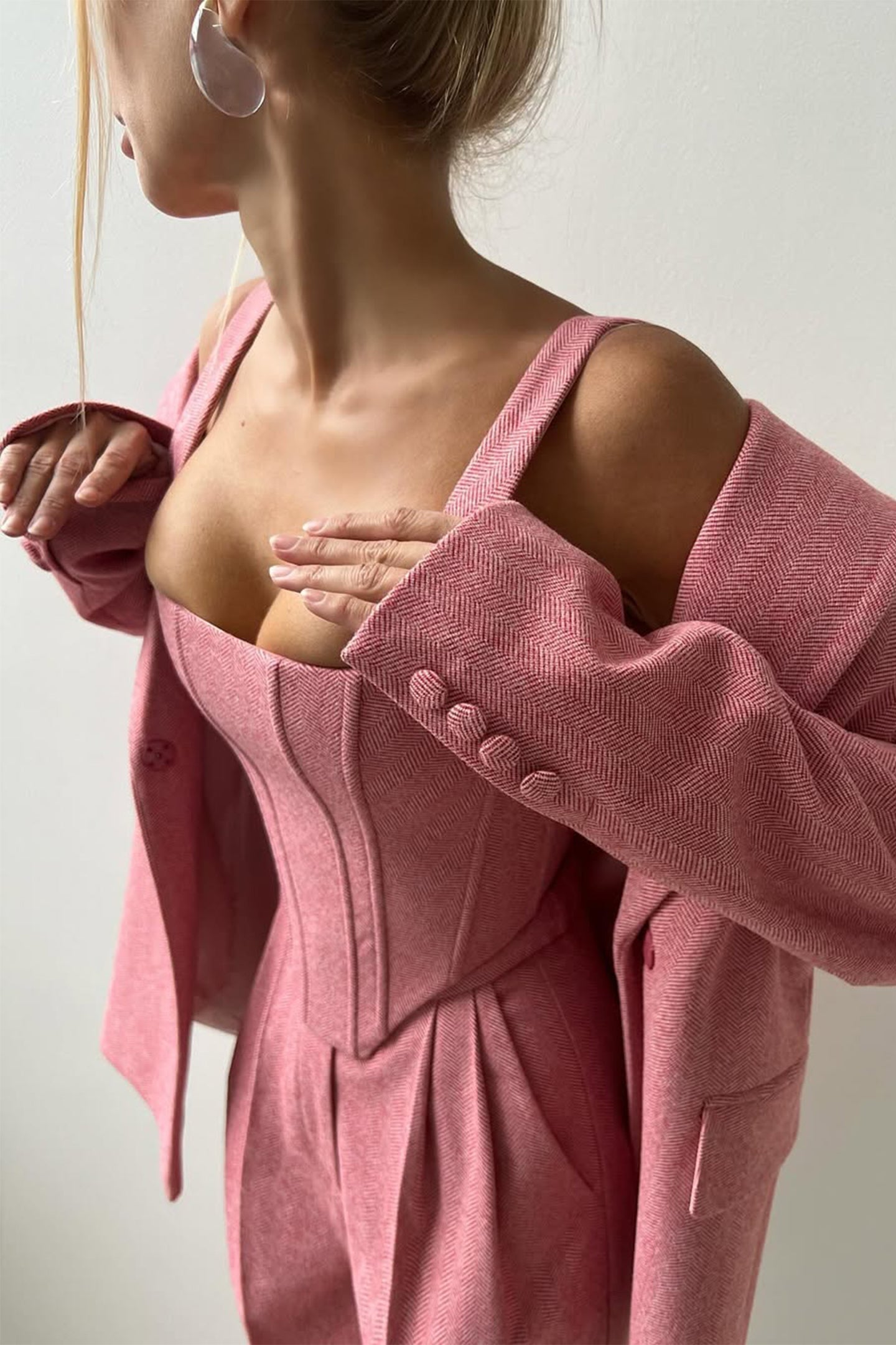 Astrid Elegance – 3-delt Sæt med Styrke og Stil