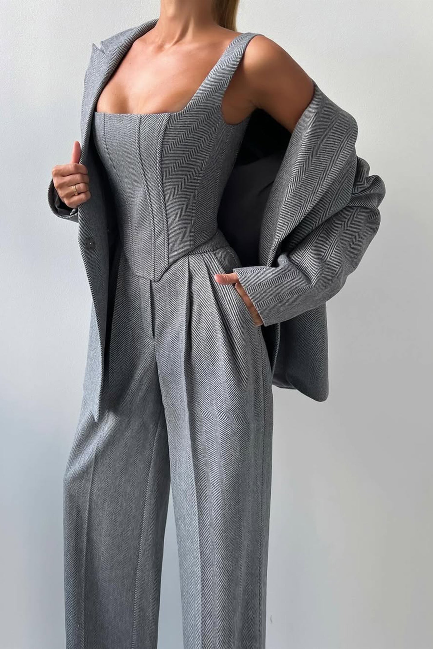 Astrid Elegance – 3-delt Sæt med Styrke og Stil