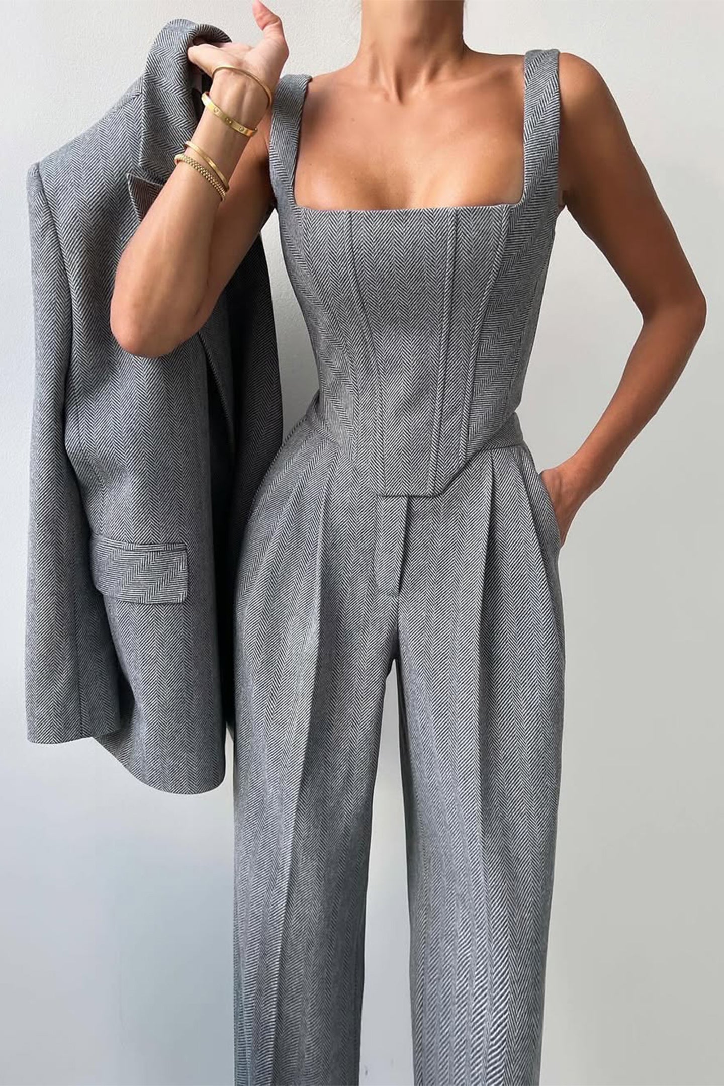 Astrid Elegance – 3-delt Sæt med Styrke og Stil