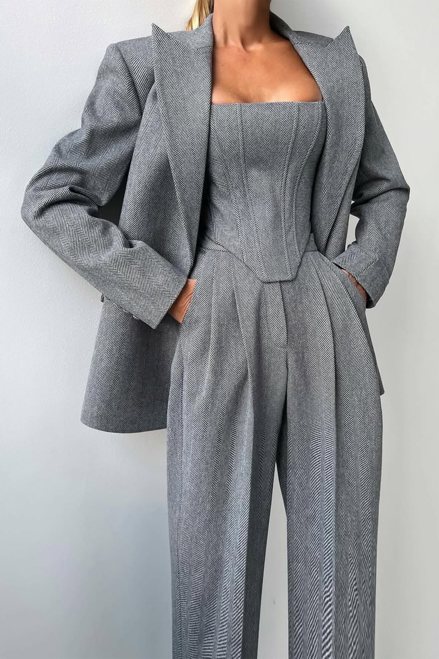 Astrid Elegance – 3-delt Sæt med Styrke og Stil