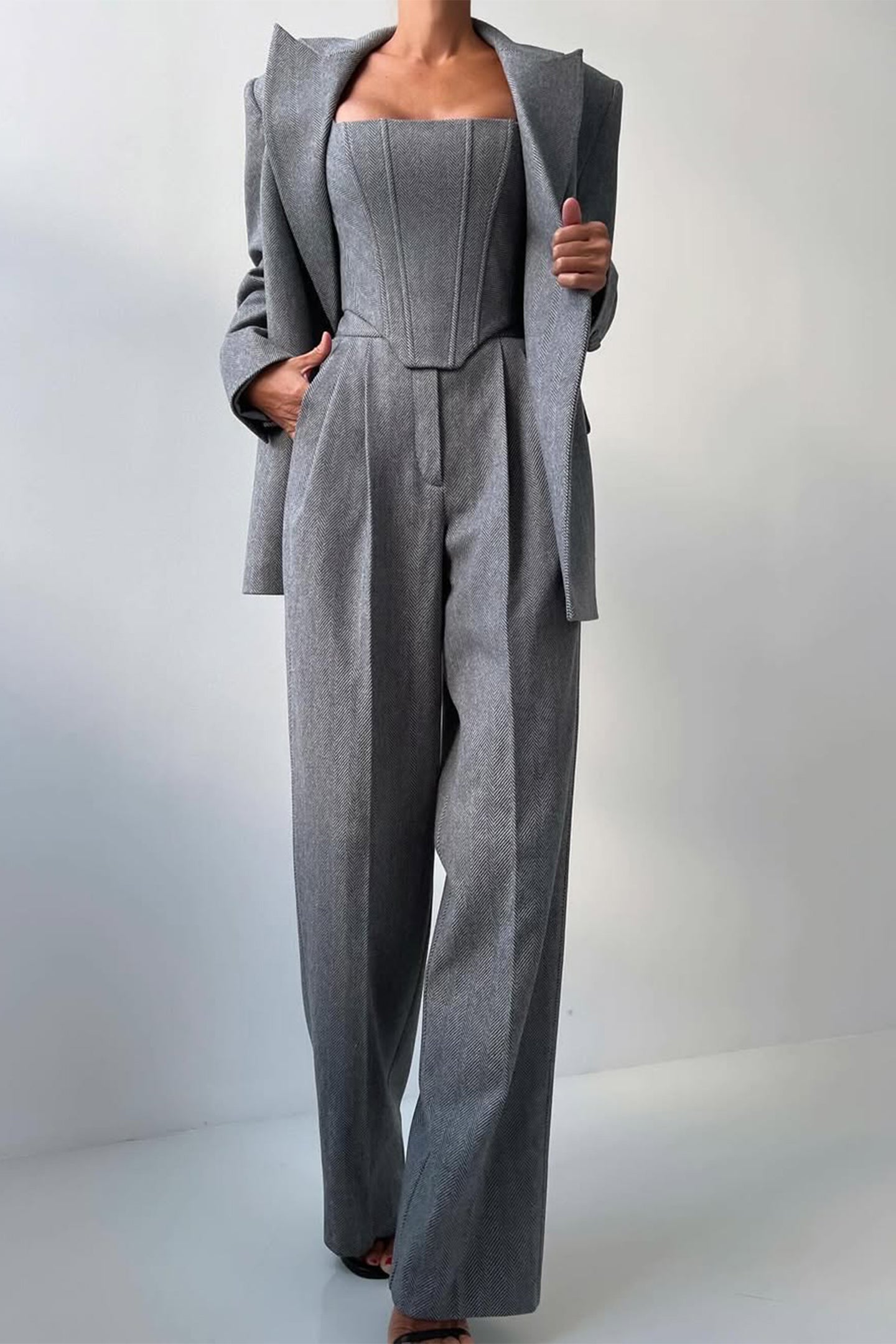 Astrid Elegance – 3-delt Sæt med Styrke og Stil