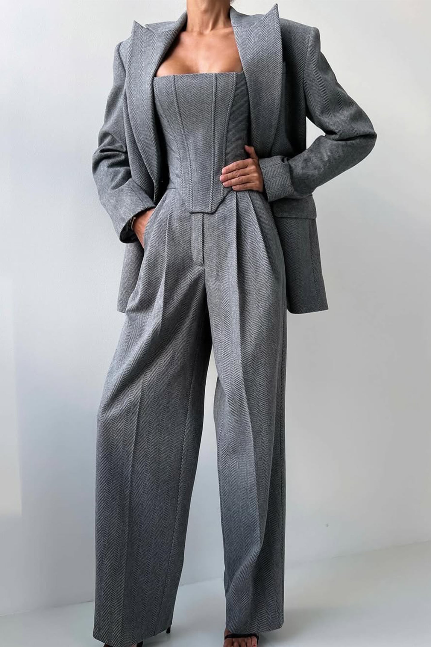 Astrid Elegance – 3-delt Sæt med Styrke og Stil