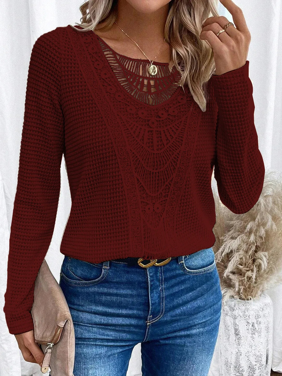 Skov | Elegant T-shirt med Rund Hals og Udsnittede Detaljer