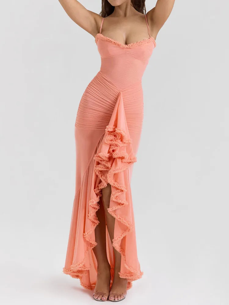 Augusta | Dame Stropløs Kjole med Flæser og High-Low Design til Bryllupsgæst