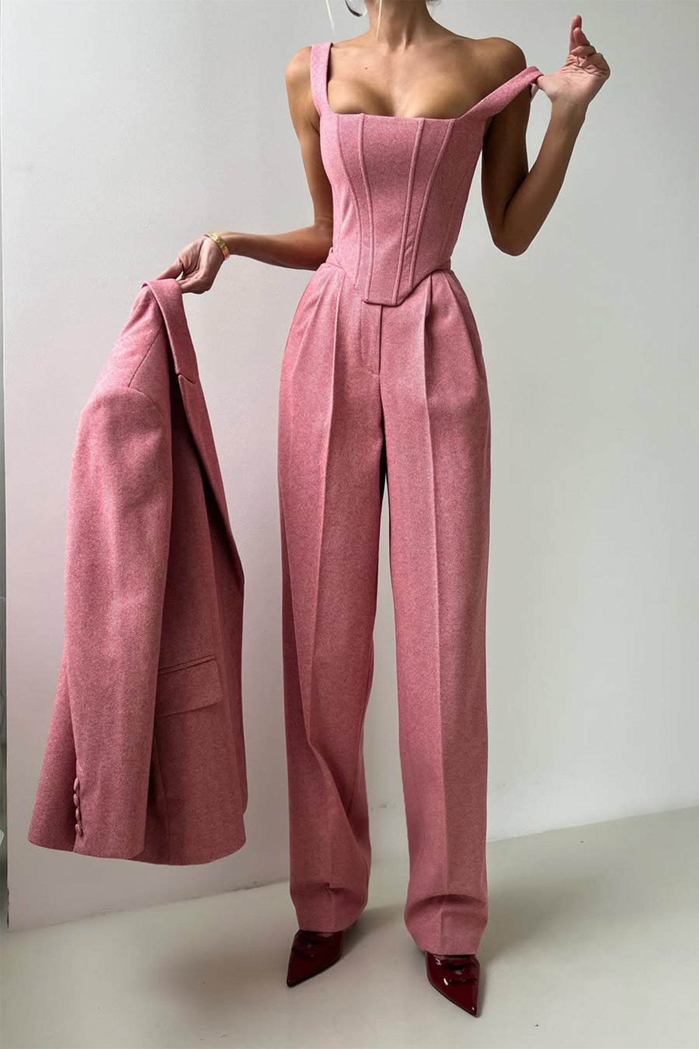 Astrid Elegance – 3-delt Sæt med Styrke og Stil